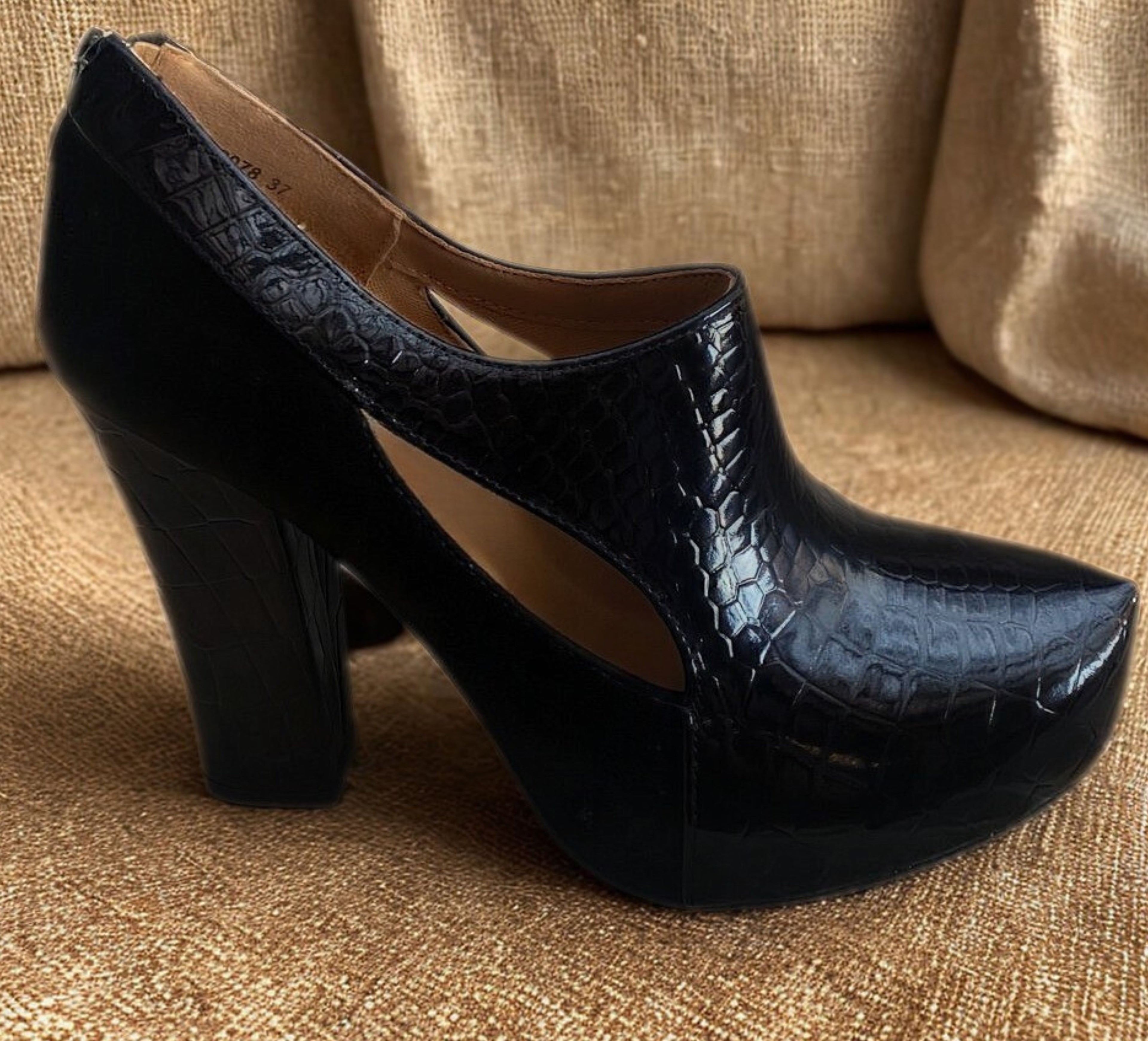 PRAGA | Zapato Tacón Croco Elegante